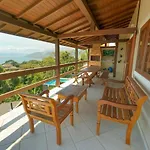 Casa piscina, vista para o mar e espaço gourmet/churrasqueira